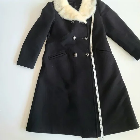 Classic style pure virgin wool black coat with  white mink collar. - Picture 13 of 14